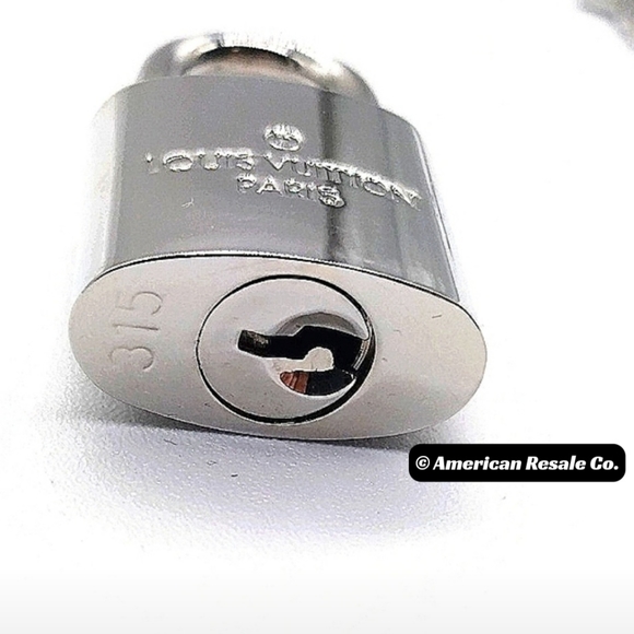 Louis Vuitton LV #315 Silver Lock Vintage and Rare PadLock Lock 2 Keys Necklace - Picture 9 of 10